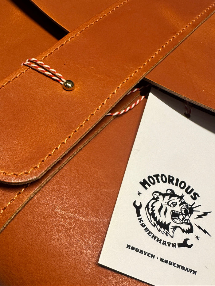 Woody Messenger Bag, Leather/Wood, Cognac, Small-Tasker-Kalos and Sons-Motorious Copenhagen