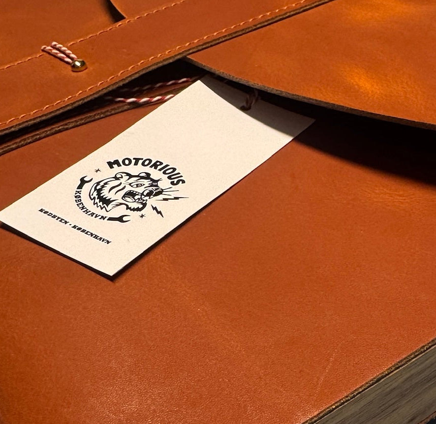Woody Messenger Bag, Leather/Wood, Cognac, Small-Tasker-Kalos and Sons-Motorious Copenhagen