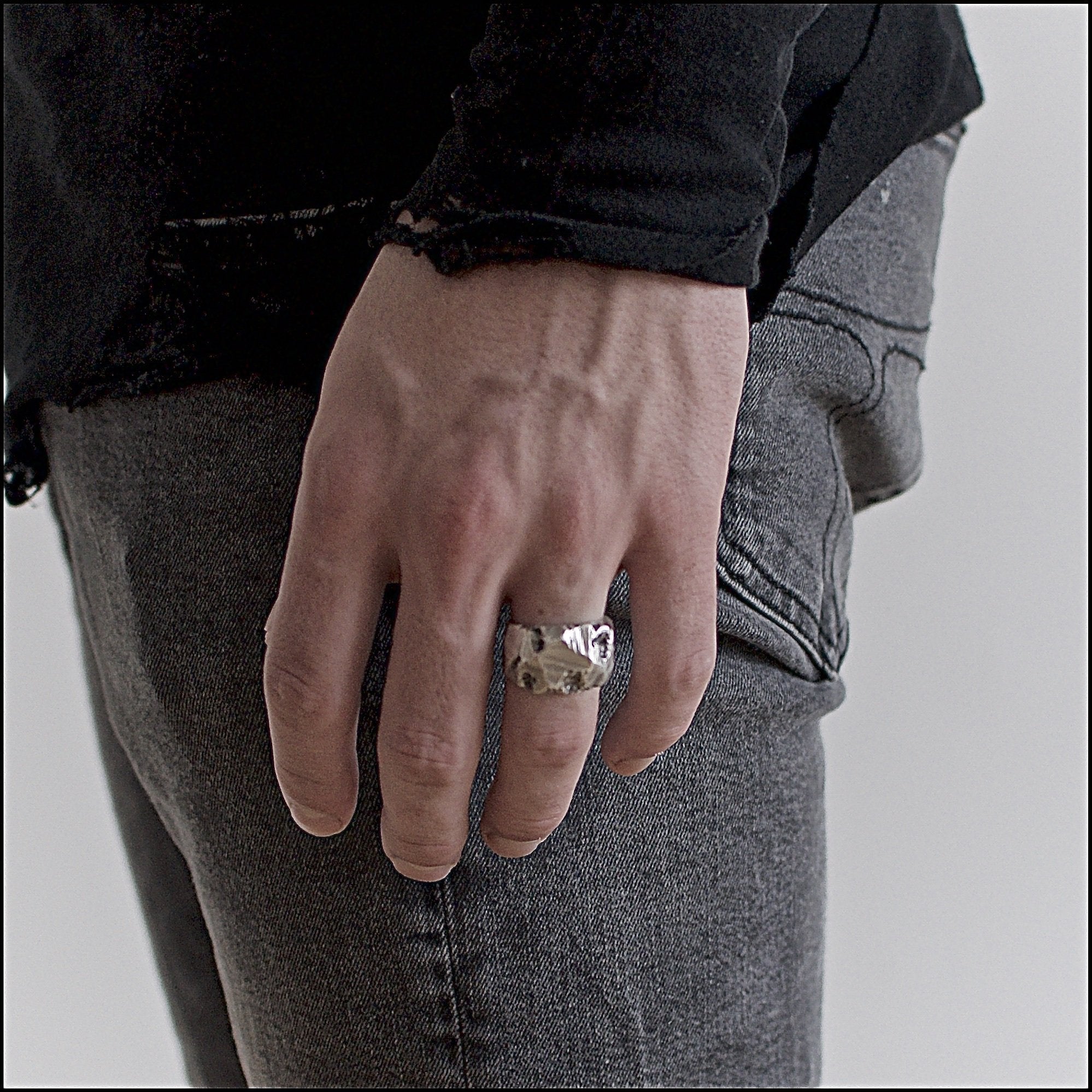 Band Ring, Carved, Raw-Ringe og Halskæder-Black Rock Jewel-Motorious Copenhagen